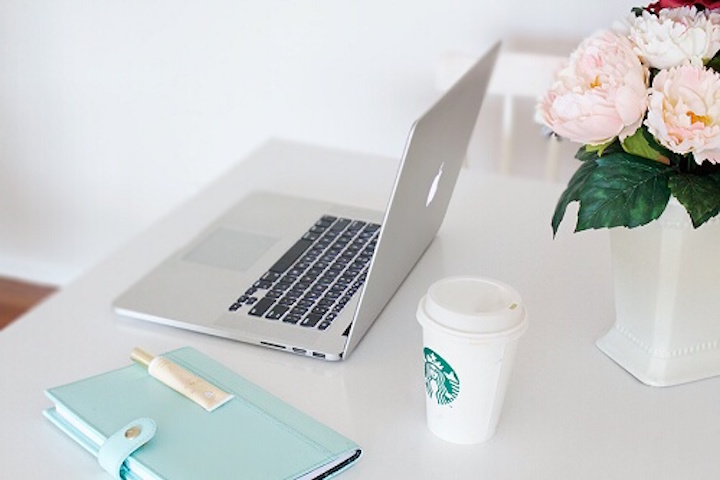 series tv macbook starbucks pivoines